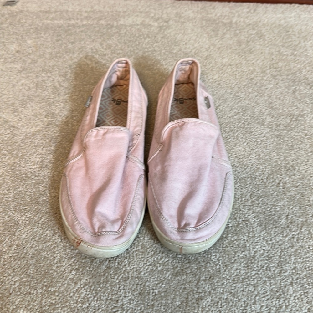 Sanuk pair o dice slip on shoes. Size 9
